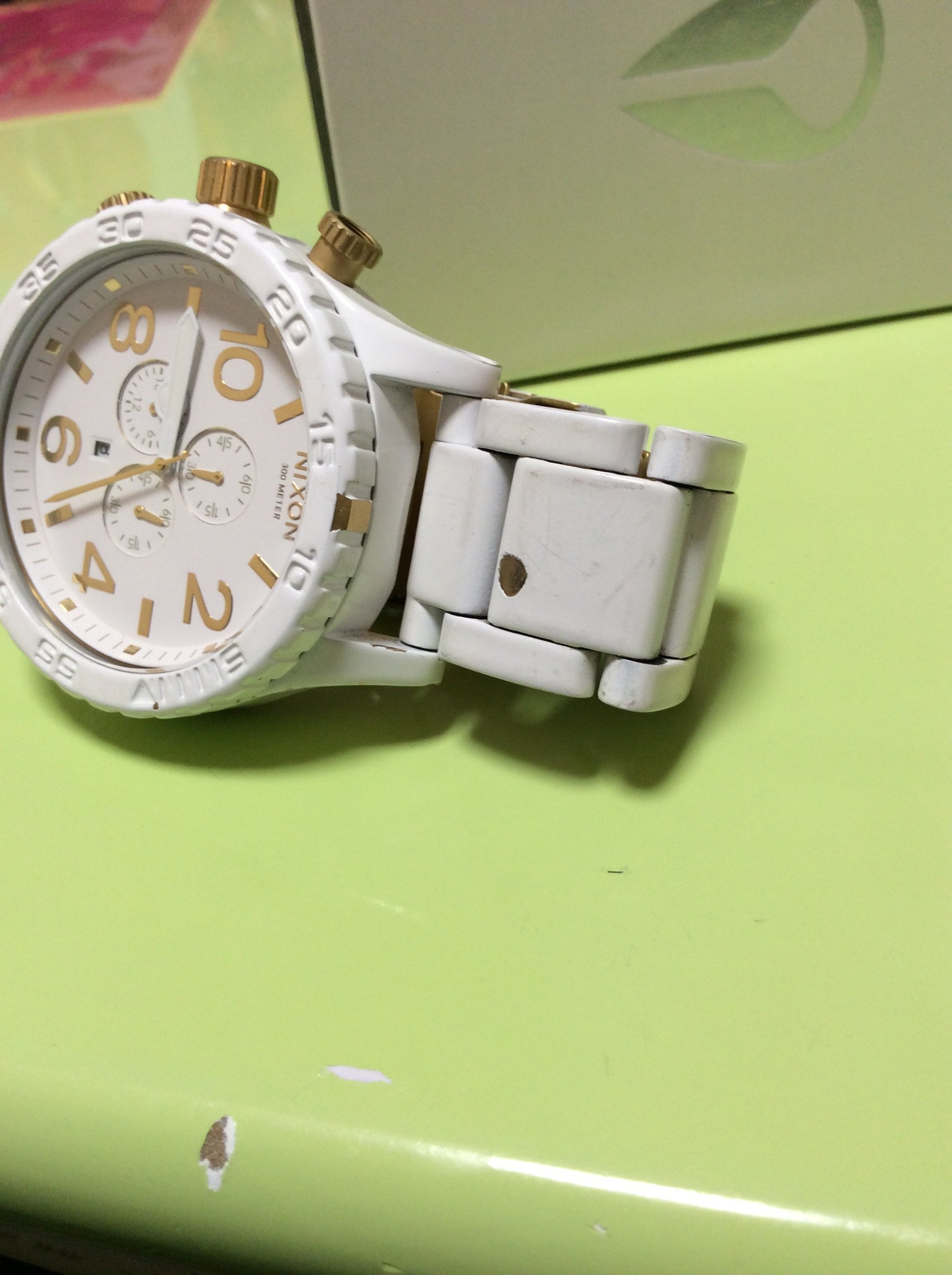 NIXON51-30です。購入して8ヶ月くらいです。写真を見て分かるよう 