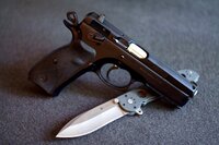 漫画 ヨルムンガンド 等で登場人物が拳銃 Cz52とsigの何か Yahoo 知恵袋