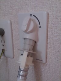 洗濯機の給水ホースが接続できません。
給水栓は、オンダの以下の製品です。
http://www.meguro-seiwa.com/shop/free_9_72.html
給水ホースは、パナソニックの延長ホースになります。
AXW12 51-201

延長ホースをつける前には、同一形状の給水ホースを接続し問題なく使えていました。が、戻そうとしても、元の給水ホースも接続できなくなりま...