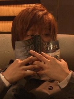 小栗旬 花沢類 さんの読んでいる本は何という本ですか 著者がpau Yahoo 知恵袋