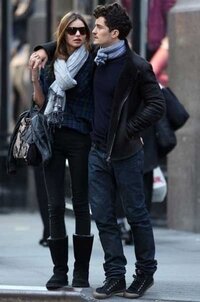 オーランドブルームが履いているこのスニーカーのブランドは何でしょうか Yahoo 知恵袋