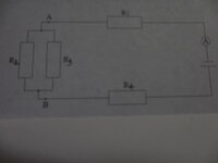 中学の理科です。

抵抗１Ω、３Ω、６Ω、３Ωの電熱線Ｒ１、Ｒ２、Ｒ３、Ｒ４を
つないで図のような回路を作り、電源装置を用いて９Vの電圧をかけた。

（問）電流計が示す値は何Aか答えなさい。 この問題なのですが答えがどうしても合いません。
回答は１.５Aで、回路全体は６Ωなので９Vを割って出すことは
理解できましたが、自分の考えのどこがいけないのか、わかりません。


（...