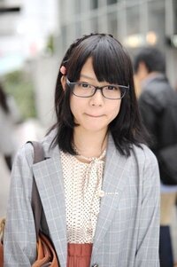 この写真の眼鏡が似合う薄い顔の人の名前を教えてください この写真に Yahoo 知恵袋