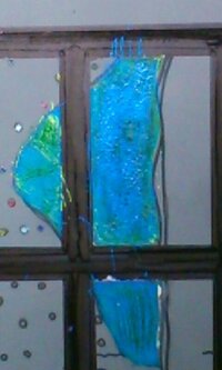 中学の美術でステンドグラスを作っているんですが、ガラスではなく、プラスチック？みたいなやつをカッターで切ってカラーセロハンをはるというものなんですが、このように失敗してしまいました (；ω；)
きれいな透明な状態に戻る方法はありませんか？