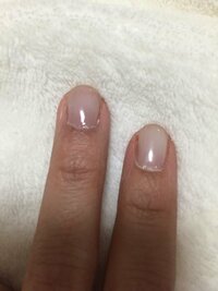 ジェルネイルで透明を塗ると爪が白くなるのは何故ですか？ セルフでジェルネイルをしています。
自爪を整えてベースコート→透明→トップコートするだけです。

透明のマニキュアがぷっくりしてるだけです。

ジェルネイルをした日は爪が透明でツヤツヤ、ぷっくりでいい感じなのですが次の日になると何故か爪の中心部が白くなってしまいます。

やり方が下手なのでしょうか？

両手全てではなく、10本中5〜6本...