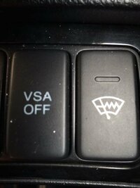 車のこのボタンってなんのマークですか 左はｖｓａ ホンダの横滑りを Yahoo 知恵袋