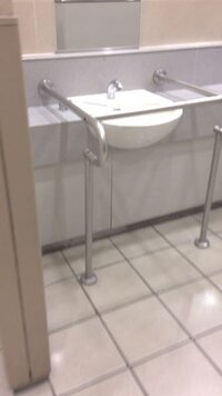 女子トイレの手洗い場で 水道の周りにこういう手すりみたいなものがあるのを Yahoo 知恵袋