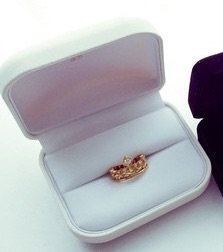 画像のエンゲージリング 婚約指輪 のブランドを教えてください 白い箱 ケ Yahoo 知恵袋