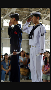 海上自衛隊の制服について。写真の制服は冬服と夏服の違いはあります