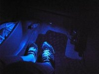 車の足元にledライトを付けようと思っているのですがとある動画でフットランプ Yahoo 知恵袋