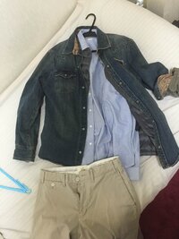 このコーデはおかしいですか ジージャン上着に水色のワイシ Yahoo 知恵袋