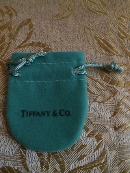 このティファニーの保存袋は本物、正規品でしょうか？紐に違和感