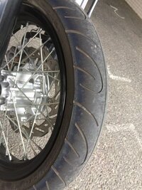 バイク初心者です タイヤの溝のあたりが紫っぽく変色しているのですが なに Yahoo 知恵袋
