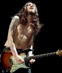 元Red Hot Chili PeppersのJohn fruscianteのギターについて質問です。
彼がメインで使っていたサンバーストのストラトって3TSですか？2TSですか？ 画像や動画によってどちらにも見えてしまいます。
それか彼は3TSと2TSの二本を所持しているのでしょうか？
どちらが正しいのか教えて下さい。
よろしくお願いします。
