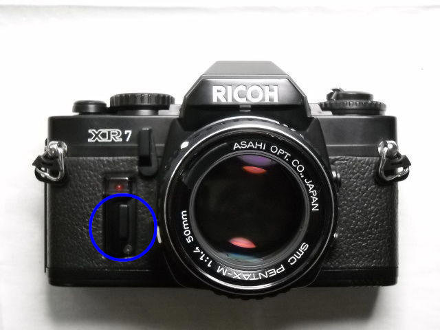リコーのフイルムカメラXR7についての質問です。前面向かって左
