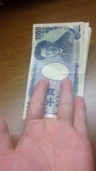 お金の数え方についてです 写真の持ち方って中指立ててるじゃないですか お金にまつわるお悩みなら 教えて お金の先生 Yahoo ファイナンス