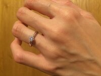 0.25ctの婚約指輪は年をとってからつけれないのか？！

ここ知恵袋でよく見かける質問で、今まさにこの疑問に直面するしているアラフォー女です。

婚約時に0.25ctの婚約指輪をいただきまし た。
シンプルなソリティアです。
石も小さいし、もう少し大きなダイヤのリングも持っているので、この婚約指輪を普段使いにしようかと思っています。

しかし女というものは世間の目が気になる...