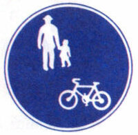 自転車歩行者専用道路の標識がある歩道では、自転車も右側を走ってもいい
という話を聞いたことがあるのですが、右側を走ってもいいのでしょうか？ 