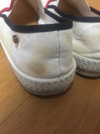 靴が汚れたのでボディソープで手で洗ったところご覧のように褐色になってしまい、漂白等しても変わりません。
以前、2度程同じように洗った時は綺麗になっていたのですが、どなたかこのように なった場合の手入れ方法をご存知の方はいらっしゃいますか？？
気に入っていた靴なので困っています。