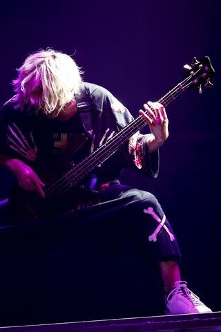 ONEOKROCKのryotaがライブで着てたこの画像の服のメーカーはな... - Yahoo!知恵袋