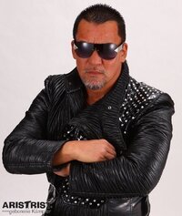 蝶野正洋さんの髪型はなんていう髪型ですか 前髪の部分をみると 坊主では Yahoo 知恵袋