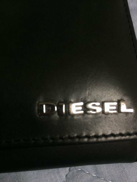 DIESEL（ディーゼル）の長財布のロゴがかなり歪んでる気がするのですが