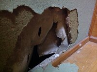 家の塗り壁が崩れました 掃除機か何かが当たって塗り壁に１５センチ位の穴が空いてし 教えて 住まいの先生 Yahoo 不動産