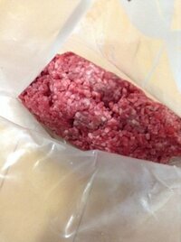 牛豚ひき肉の中っ側だけが茶色く変色して 臭いもあります これって食 Yahoo 知恵袋