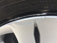 質問ですが 縁石などに車を寄せすぎて ホイールキャップを擦った事はありま Yahoo 知恵袋