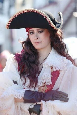 今ディズニーシーにいるヴィランズの手下の女海賊ホック役の方が 元宝塚宙組 Yahoo 知恵袋