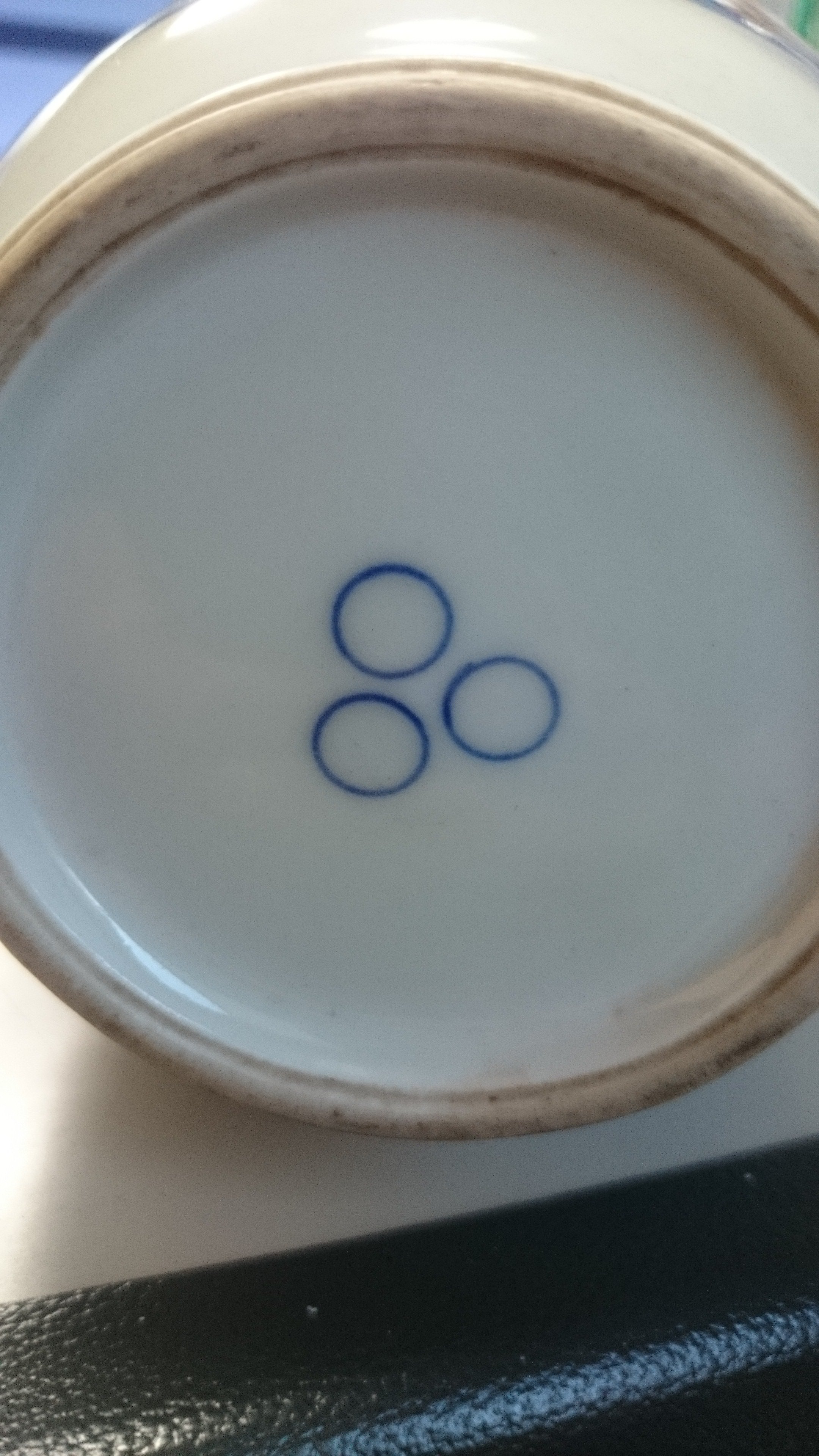 備前焼と思われるお猪口なのですが、裏に陶印があり、写真のよう