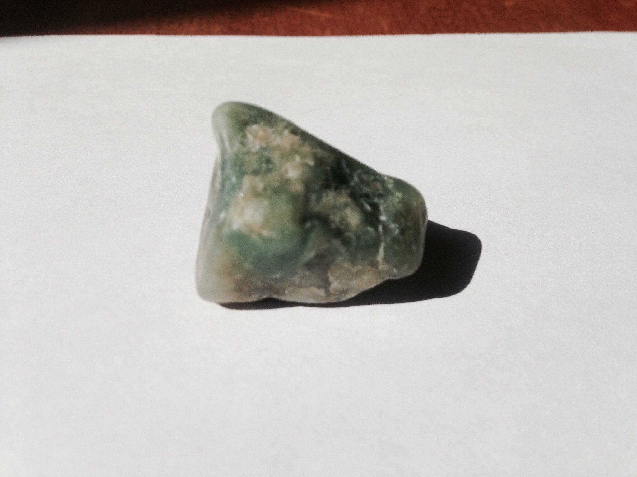 先日糸魚川の海岸で拾った石です。ライトをあてると光が通ります