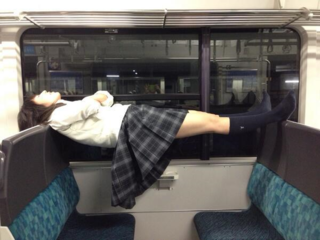 最近の高校生女子は電車内のマナーが悪いと思いませんか これはすごい Yahoo 知恵袋
