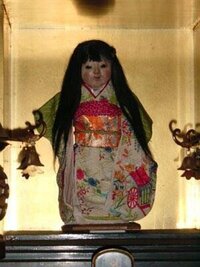 お菊人形って本当に髪が伸びるのでしょうか 保管しているお寺の人の話 Yahoo 知恵袋