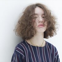 天然パーマに似合うカラーリング髪の毛をバッサリ切ってしまおうか Yahoo 知恵袋