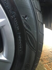 昨日洗車をしている時にタイヤのサイドウォールにえぐれている部分 Yahoo 知恵袋