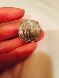 エラーコインについての質問です。このような100円玉を見つけま