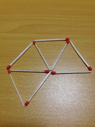 マッチ棒を2本だけ動かして 三角形が3つになるようにするにわ Yahoo 知恵袋