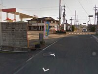 道路交通法では、左折(右折)の時に歩道または路側帯の手前で一旦停止をしなければならないとありますが、画像のような場所で左のガソリンスタンドには入りたい時は一旦停止は要らないのでしょうか？ (自分の解釈が合っていれば一個前の質問でこういった道路の白線の向こう側は路側帯ではないと教えていただいたので)

よろしければ回答、頂けますと幸いです。