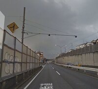 道路にあるこのオービスみたいな装置は何ですか 写真が小さくて車線ご Yahoo 知恵袋