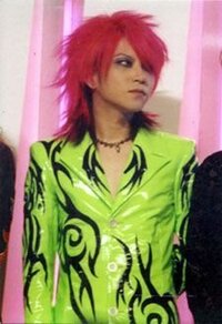 Xjapanのhideさんのこの下の写真のような髪形にするには美容室でど Yahoo 知恵袋