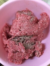 牛豚ひき肉の中っ側だけが茶色く変色して 臭いもあります これって食 Yahoo 知恵袋