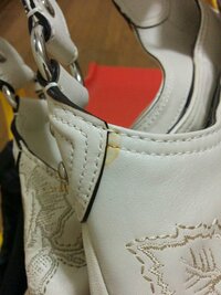 革製のバックの汚れについて教えてください。コーチの革製のバックなん 