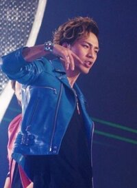 三代目のo R I O Nのpvで登坂広臣さんの着ているブルーのレザージ Yahoo 知恵袋