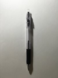 このボールペンのメーカーと名前を教えてください。
ピンの部分が取れてしまいわからなくなってしまいました。 