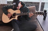 Aviciiについて質問です Djのaviciiがよく被っているキャップ Yahoo 知恵袋