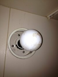 風呂場の電球が割れてしまいまして 電球が丸見えですが どうすればいいでしょうか 教えて 住まいの先生 Yahoo 不動産
