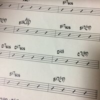 ベース初心者です 写真の楽譜のスラッシュみたいな記号のところをどの Yahoo 知恵袋