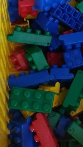 レゴに似たブロックの商品名がわからず困っています。画像のように 