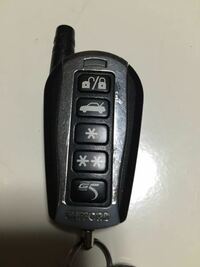 クリフォードのセキュリティーが買った車についていました 使い方も分らずボタン Yahoo 知恵袋